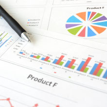 グラフを見る手元